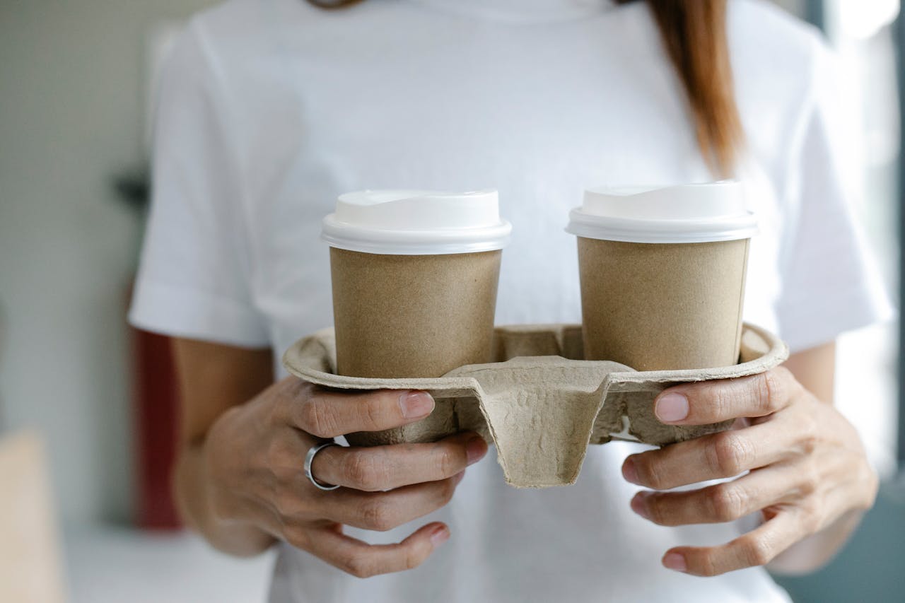 Waarom kiezen bouwbedrijven steeds vaker voor kartonnen koffiebekers op de bouwplaats?
